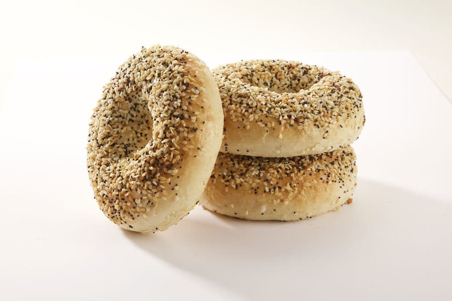/content/dam/empire/safeway/assets/images/uploads/2022/06/everything-bagels.jpg