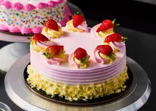 /content/dam/empire/safeway/assets/images/uploads/2024/04/strawberry-lemonade-cake-.jpg