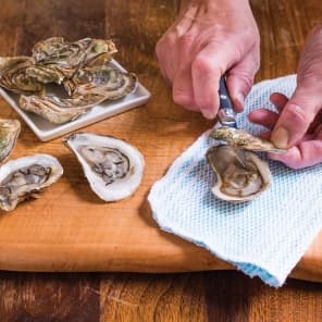 /content/dam/empire/safeway/assets/images/uploads/2024/11/how-to-shuck-oysters.jpg