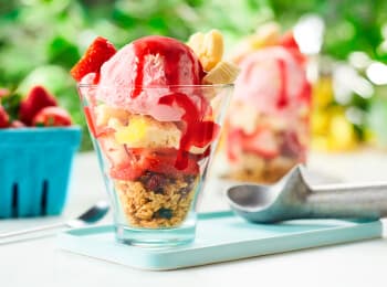 /content/dam/empire/safeway/assets/images/uploads/2025/05/Agnostic_StrawberryLemonShortcakeSundae.jpg