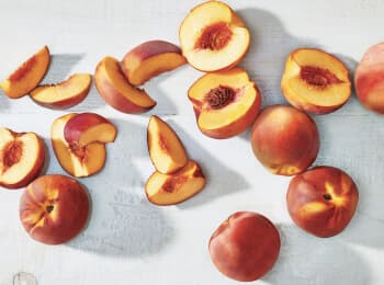 /content/dam/empire/safeway/assets/images/uploads/2025/05/Safeway-whole-and-sliced-peaches.jpg