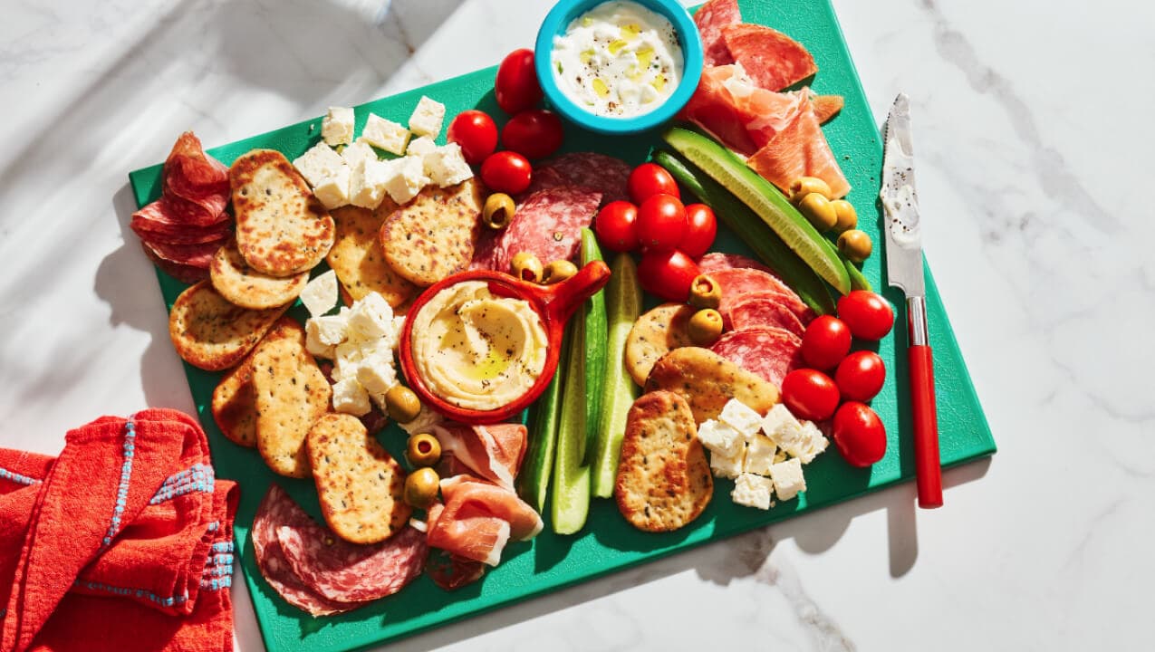 /content/dam/empire/sobeys/assets/articles/compliments/Binge-watching-Mediterranean-style-platter-.jpg